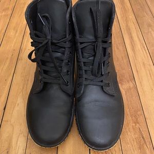 BARELY WORN- DR Martens Shoreditch Leather Boots